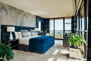 Johannesburg的住宿－塔巴生態酒店，酒店客房设有一张床和一个阳台。