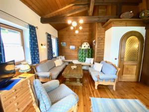 a living room with couches and a table at Ferienwohnung Kehlsteinblick in Schönau am Königssee