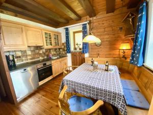 eine Küche mit einem Tisch und einem karierten Tischtuch in der Unterkunft Ferienwohnung Kehlsteinblick in Schönau am Königssee