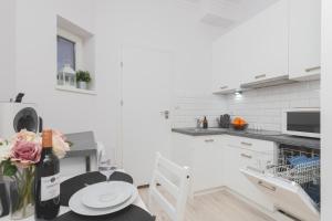 Dapur atau dapur kecil di Business District 2 Bedroom Apartment for 5 Guests Gdansk Wrzeszcz by Renters