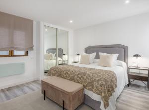 a bedroom with a large bed and a large mirror at Cozy apartment for 2 City center MADERA I in Madrid