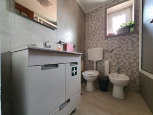 ein Badezimmer mit Toilette und Waschbecken in der Unterkunft Julia Old Village by Lisbon Village Apartments in Terrugem + 29 Fotos