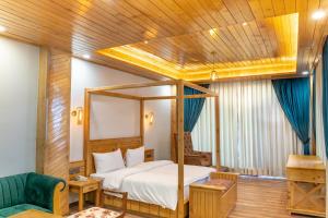 Postel nebo postele na pokoji v ubytování SHIRAR RESORT AND SPA