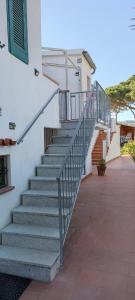 a set of stairs leading to a building at Appartamento Marina in Portoferraio