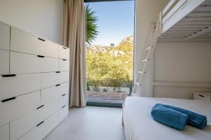 ein Schlafzimmer mit einem weißen Bett und einer Leiter in der Unterkunft Nature Villa in Alcúdia + 32 Fotos