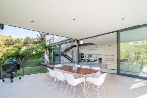 eine offene Küche und ein Esszimmer mit Tisch und Stühlen in der Unterkunft Nature Villa in Alcúdia