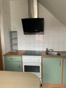 Kuchyň nebo kuchyňský kout v ubytování Ferien/ Monteurzimmer mit gemeinsam Wozi, Kü, Bad, WLAN