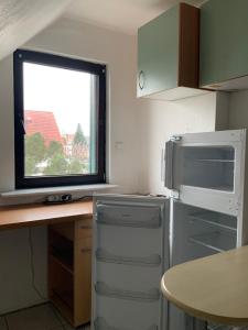Kuchyň nebo kuchyňský kout v ubytování Ferien/ Monteurzimmer mit gemeinsam Wozi, Kü, Bad, WLAN