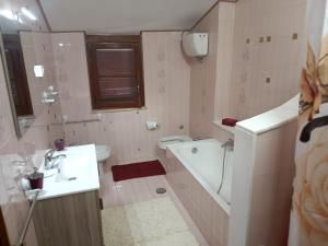 Koupelna v ubytování Casa AuroraRosa + 28 fotografií