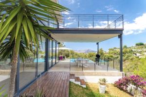 ein Glashaus mit Aussicht in der Unterkunft Nature Villa in Alcúdia