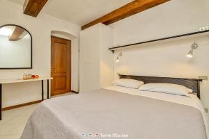 ein Schlafzimmer mit einem großen Bett und einem Spiegel in der Unterkunft Ca da Derna in Riomaggiore