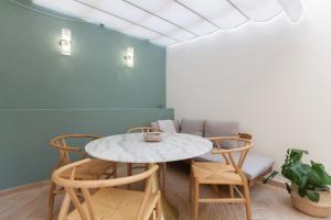 - une salle à manger avec une table et des chaises dans l'établissement FLH Lapa Apartment with Interior Pateo, à Lisbonne