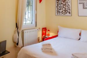 sypialnia z białym łóżkiem i oknem w obiekcie BnButler - Pontaccio 4 - Brera - Atmosfere di Charme in Pieno Centro w Mediolanie