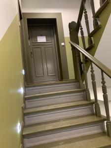 um conjunto de escadas com uma porta numa casa em MB Boutique Apartment Gdansk em Gdansk