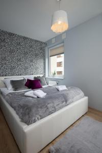 Tempat tidur dalam kamar di Apartament City Life Złote Łany