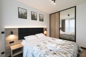 A bed or beds in a room at Apartamenty Pod Szyndzielnią blisko kolejki i Hali Pod Dębowcem - Dream Apart