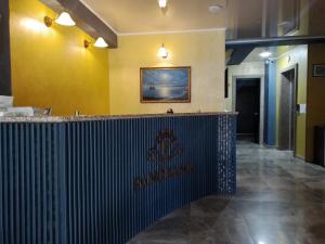 Panorama Hotel Batumi في باتومي: بار في مطعم بجدار ازرق واصفر