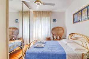 a bedroom with a bed with a blue blanket at Note su Puccini 66 in Trieste