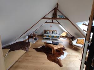 um quarto no sótão com uma cama e uma mesa em Aux Trois Palmiers em Saint-Brieuc