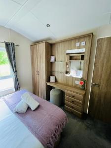 Postel nebo postele na pokoji v ubytování Wentbridge Lodge with Hot Tub