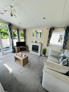 Posezení v ubytování Wentbridge Lodge with Hot Tub