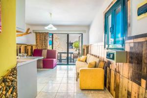 un salon avec un canapé et une table dans l'établissement Mirage Arillas Studio Type A9, à Arillas