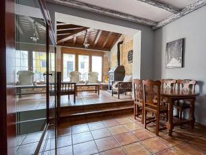 Χώρος καθιστικού στο Casa El Arrabal, casa con chimenea, piscina y patio