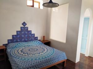 1 dormitorio con 1 cama azul en una habitación en Il Villaggio Eoliano, en Santa Marina Salina