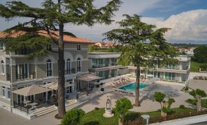 eine Luftaufnahme eines Herrenhauses mit Swimmingpool in der Unterkunft Palazzo Rainis Hotel & Spa - Small Luxury Hotel - Adults Only in Novigrad Istria