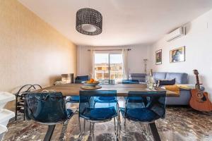 uma sala de estar com uma mesa e cadeiras e um sofá em Casa Annelise em Fuengirola