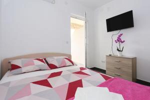 Postel nebo postele na pokoji v ubytování Apartments Vlado i Vesna