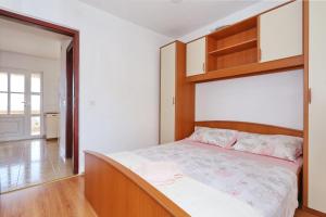 Postel nebo postele na pokoji v ubytování Apartments Vlado i Vesna