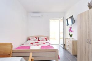 Postel nebo postele na pokoji v ubytování Apartments Vlado i Vesna