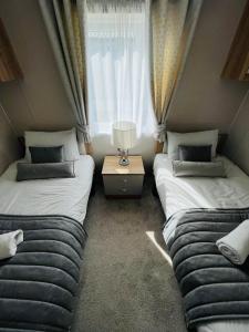 Giường trong phòng chung tại The Braunston Lodge with Hot Tub
