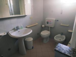 un bagno con lavandino e WC di B&B L'uva Fragolina a Reggio Emilia