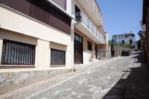 Une rue vide à côté d'un bâtiment dans l'établissement Little House - Massa Lubrense Sorrento, à Massa Lubrense