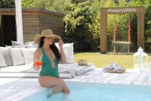 Bazén v ubytování Ow Andros Luxury Suites nebo v jeho okolí