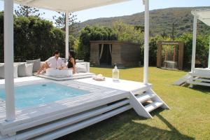Bazén v ubytování Ow Andros Luxury Suites nebo v jeho okolí
