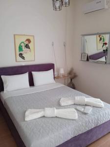 1 dormitorio con 1 cama grande y 2 almohadas blancas en Villazia Exclusive Estate en Episkopianá