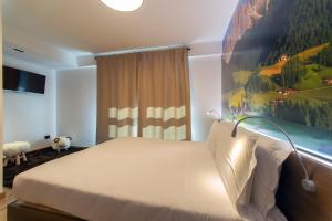 A bed or beds in a room at YUGOGO PELLICO 8 Trento Centro