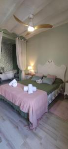 a bedroom with two beds with towels on them at CasaBoutique cerca del mar con vistas a la montaña in Polop