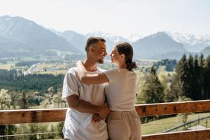 Ein Mann und eine Frau stehen auf einem Berggipfel in der Unterkunft Der Jägersberg in Fischen im Allgäu + 64 Fotos