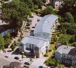 eine Luftansicht eines großen Hauses mit einem Parkplatz in der Unterkunft Zinnowitz Residenz Sanssouci in Zinnowitz