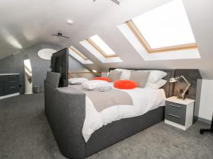 een slaapkamer met een groot bed en dakramen bij The Annex in Ulverston
