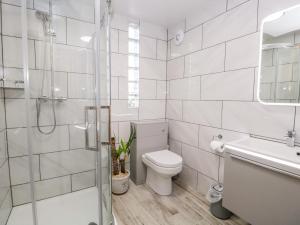 Koupelna v ubytování The Annex + 21 fotografií