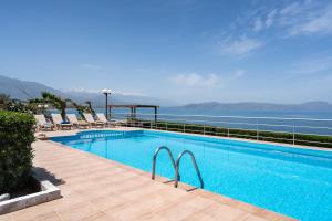 Baseinas apgyvendinimo įstaigoje Beachfront Family Villa Katerina with Private pool, Playground, BBQ & Amazing Sea Views! arba netoliese