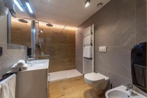 A bathroom at YUGOGO PELLICO 8 Trento Centro