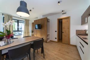 A kitchen or kitchenette at YUGOGO PELLICO 8 Trento Centro