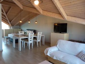 - un salon avec un canapé, une table et des chaises dans l'établissement Loft, à Kourouta