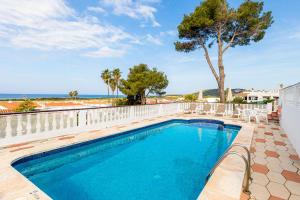 een zwembad met uitzicht op de oceaan bij Villa Sol y Sombra in Son Bou